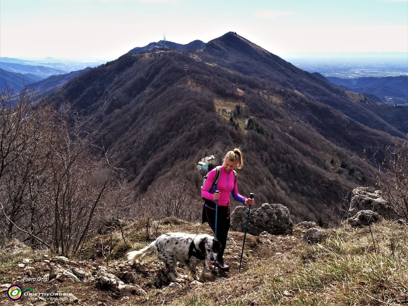 04 In ripida salita al Monte Ocone con vista verso il dirimpettaio Monte Tesoro.JPG -                                